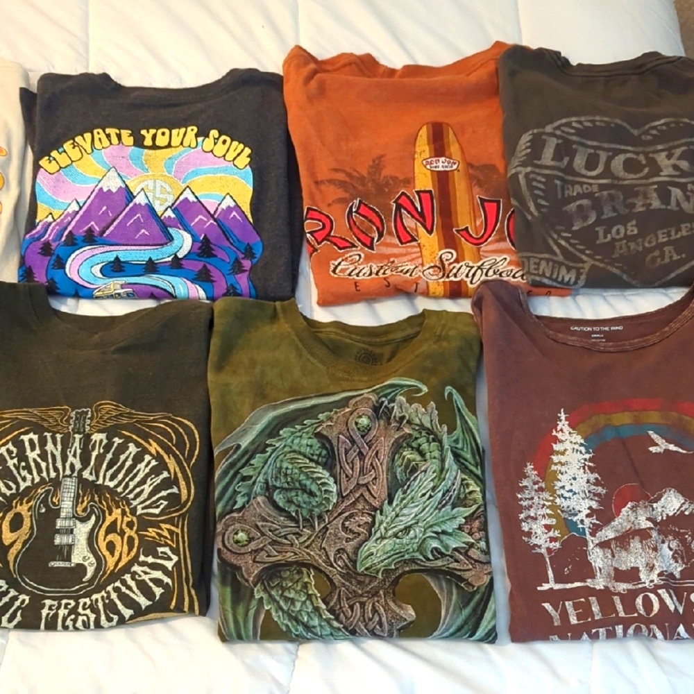 LOT OF 10 GRAPHIC TEES